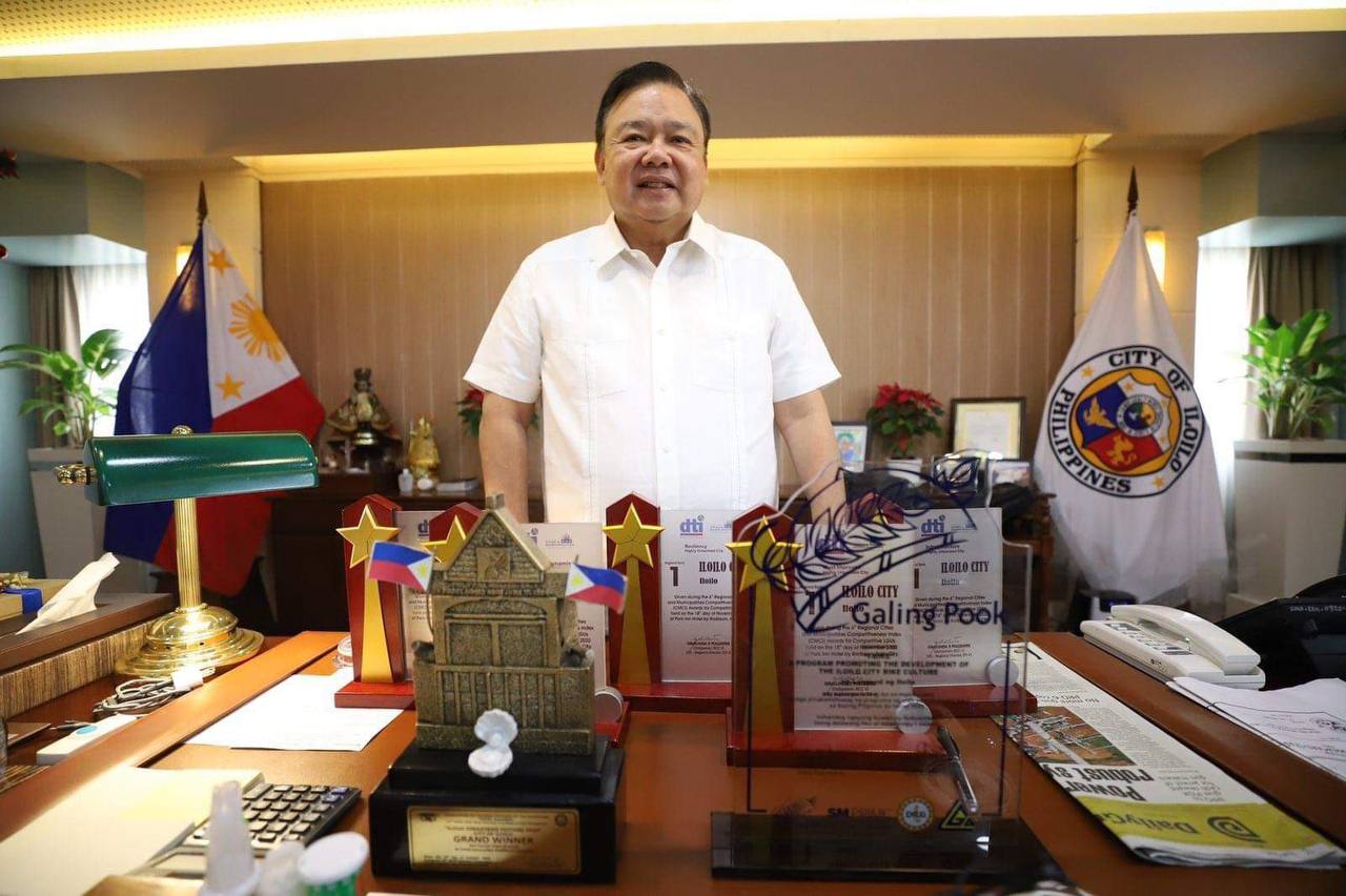  Iloilo City Mayor Jerry Treñas  proudly displays recent awards for governance and community development, including recognition for Economic Dynamism, Government Efficiency, Infrastructure, Resiliency, and Most Improved HUC from the Regional Competitiveness Awards. The city's I-Bike Program, promoting bike culture, also received the Galing P