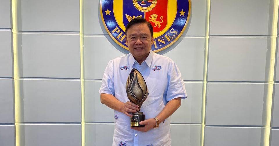 mayor-trenas poses with it bpm awards trophy