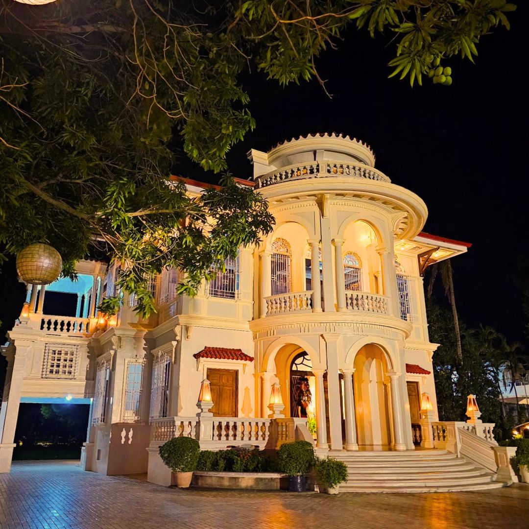 The magnificent view of Molo Mansion at night (photo credit: macky.iato)