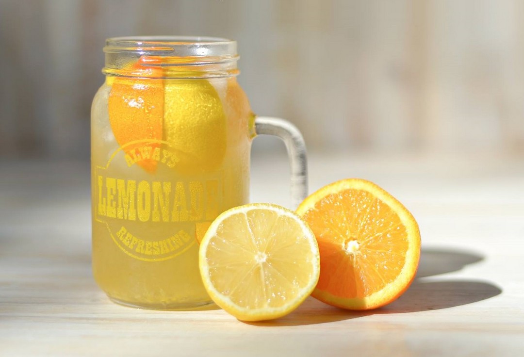 Refreshing Limonada Naranja with orange.